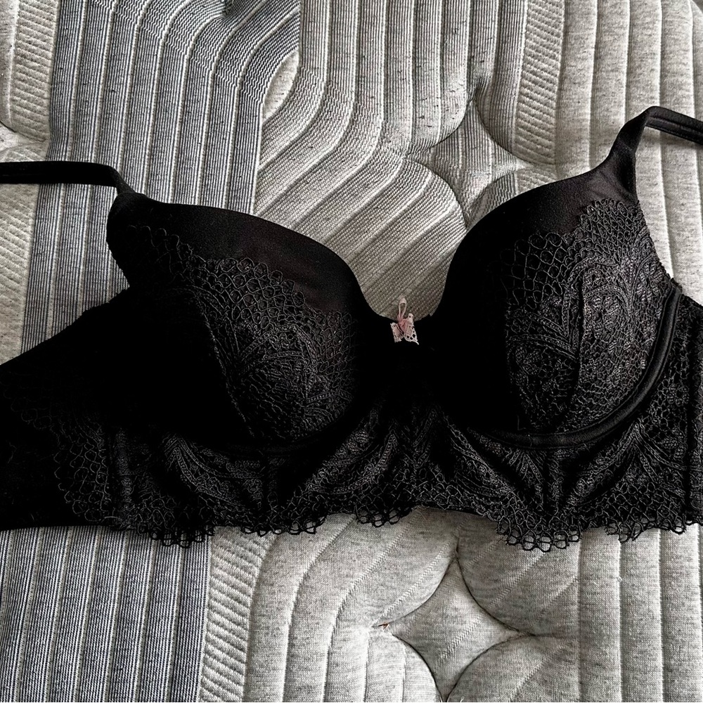 Victoria’s Secret Body by Victoria Lined Demi Size 34D